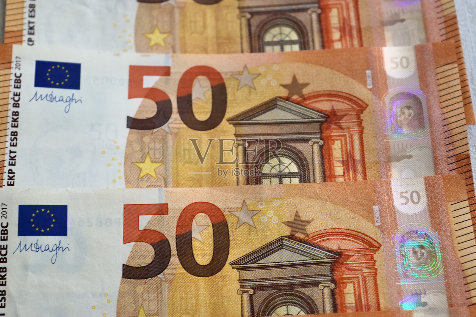 大量的欧元纸币互相叠在一起。照片摄影图片