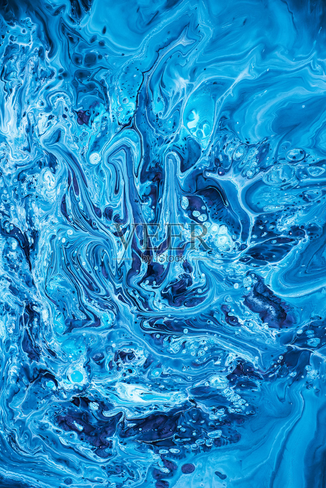 自由流动的蓝、白丙烯漆照片摄影图片