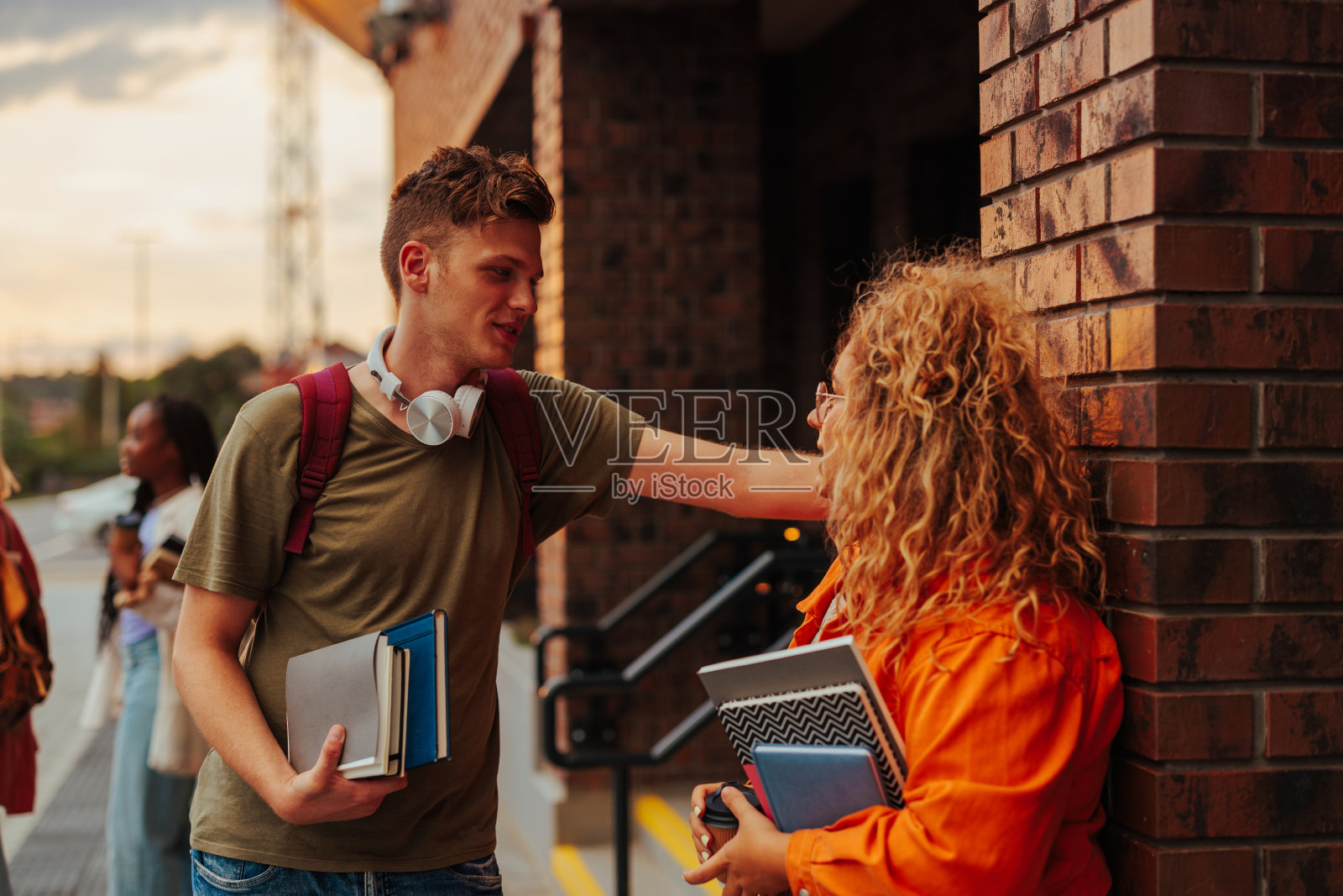 大学生调情。照片摄影图片