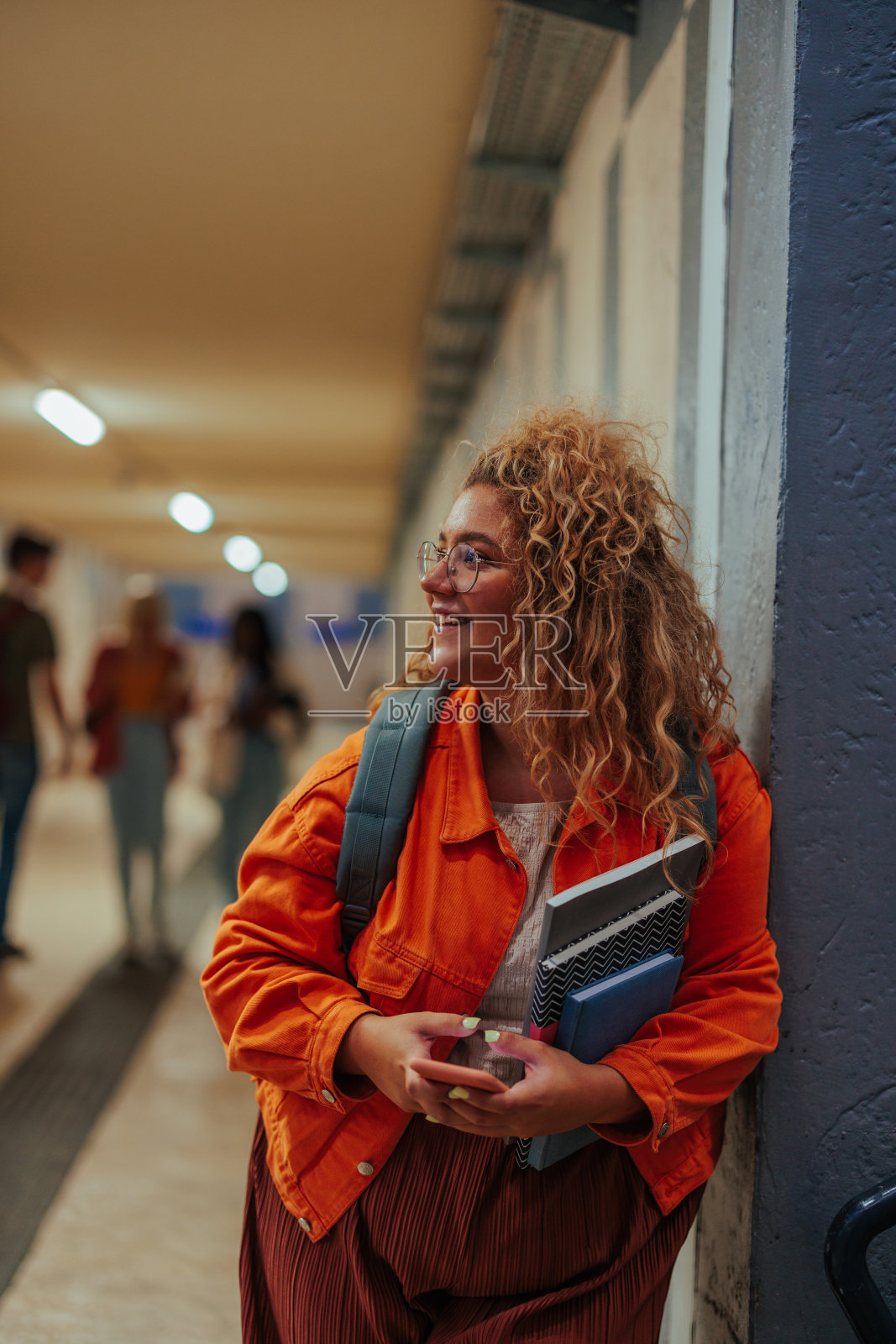 学生在等着上课。照片摄影图片