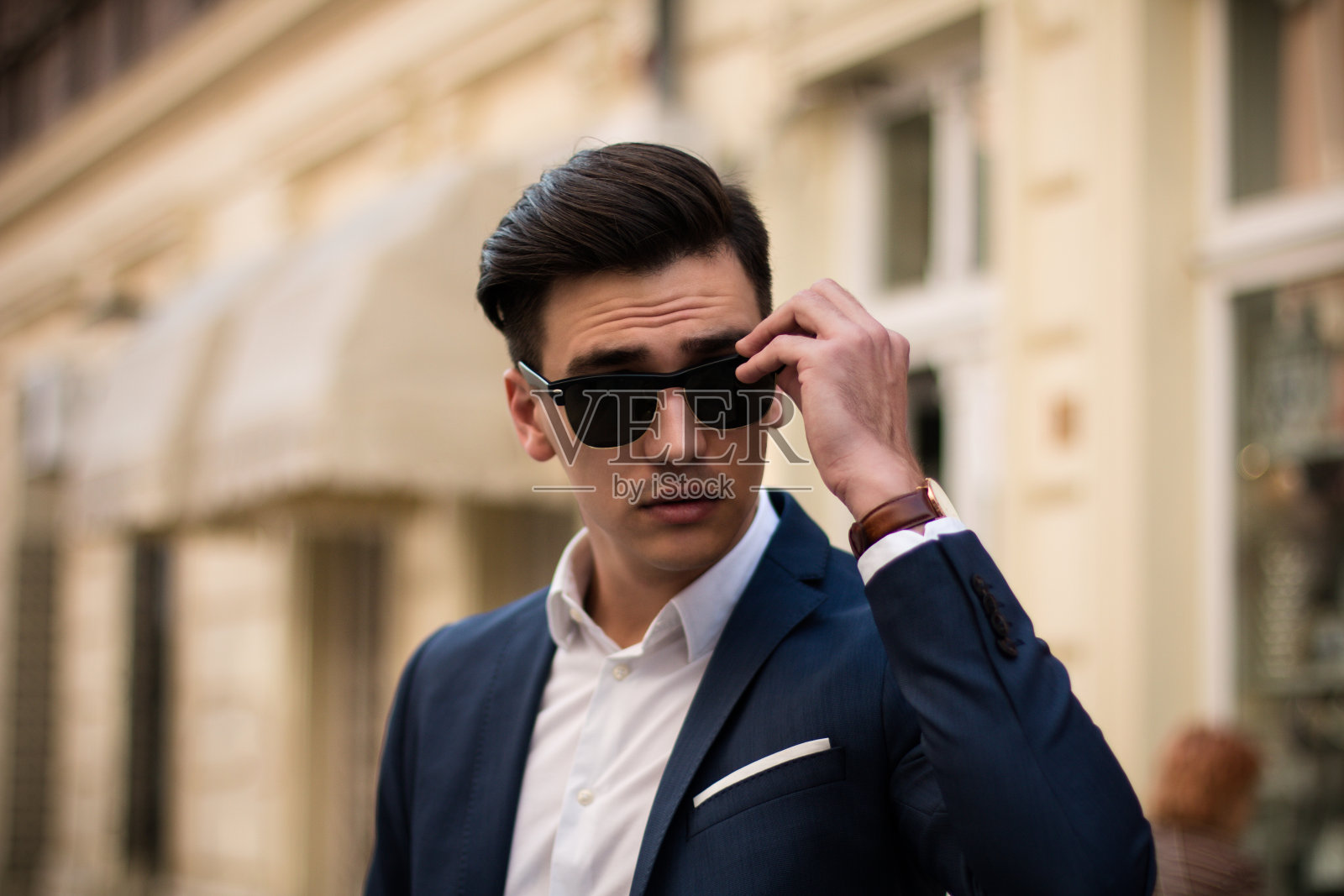 街上年轻优雅的商人。照片摄影图片