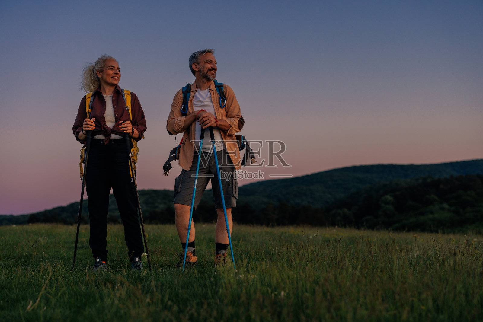 一对夫妇要去爬山照片摄影图片
