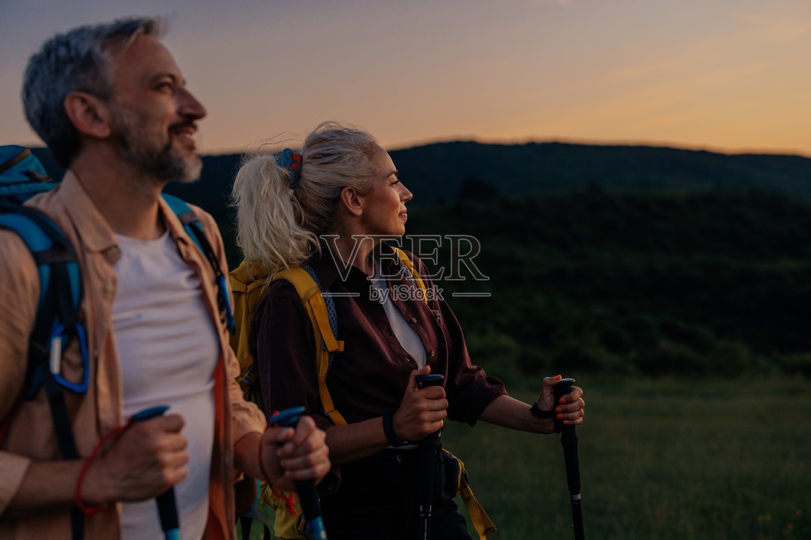 一对中年夫妇在徒步旅行前欣赏日出照片摄影图片