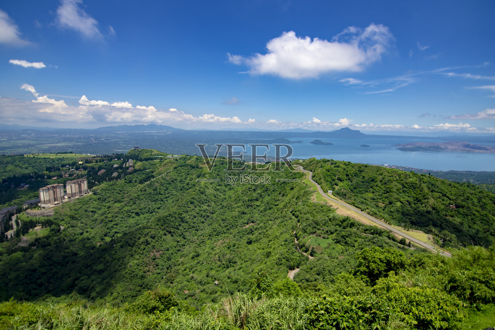 在晴朗晴朗的日子里，从塔迦提看到的塔尔火山和湖泊。从空中人民公园看。照片摄影图片