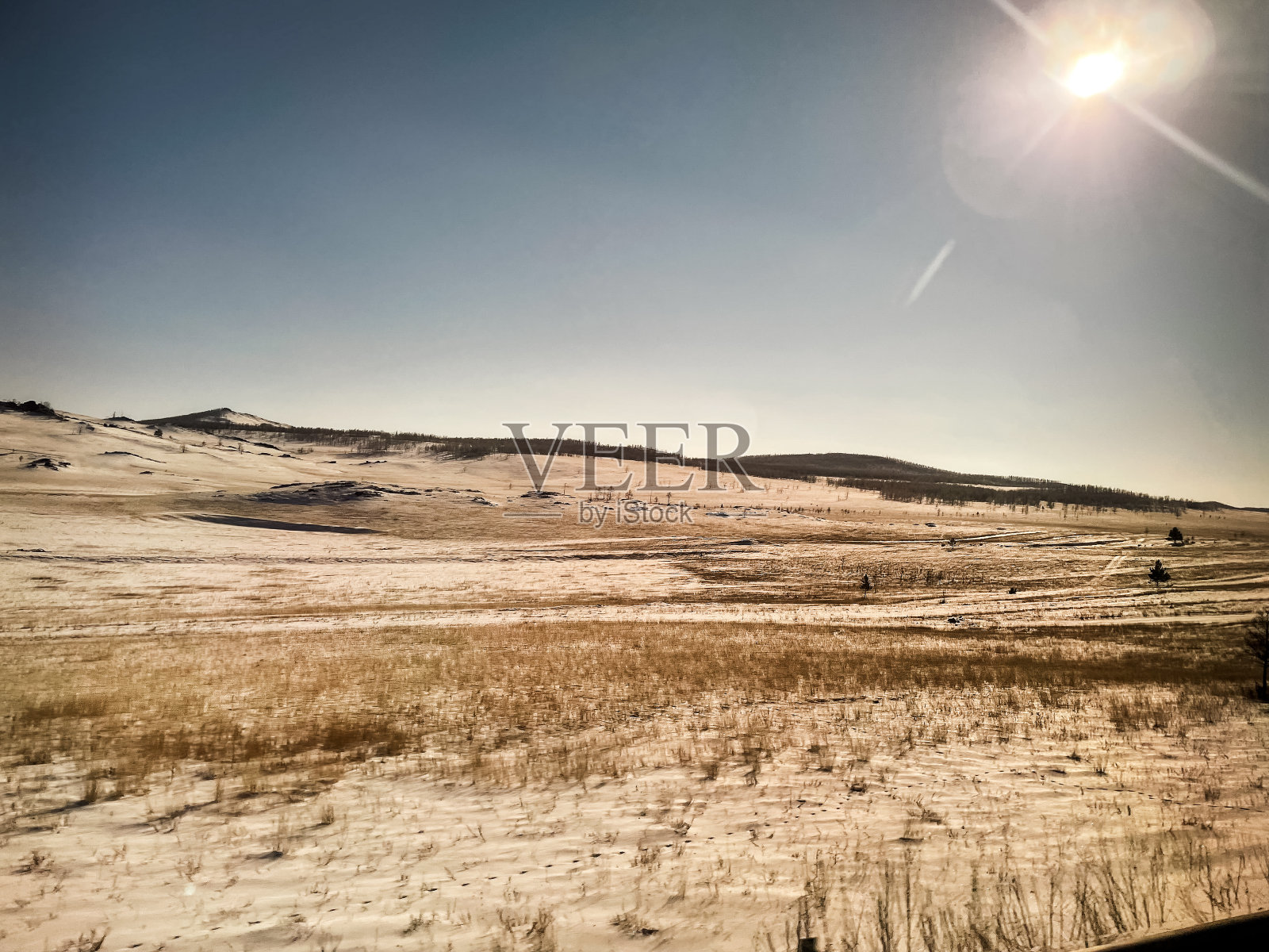 通往贝加尔湖的美丽空旷的道路照片摄影图片