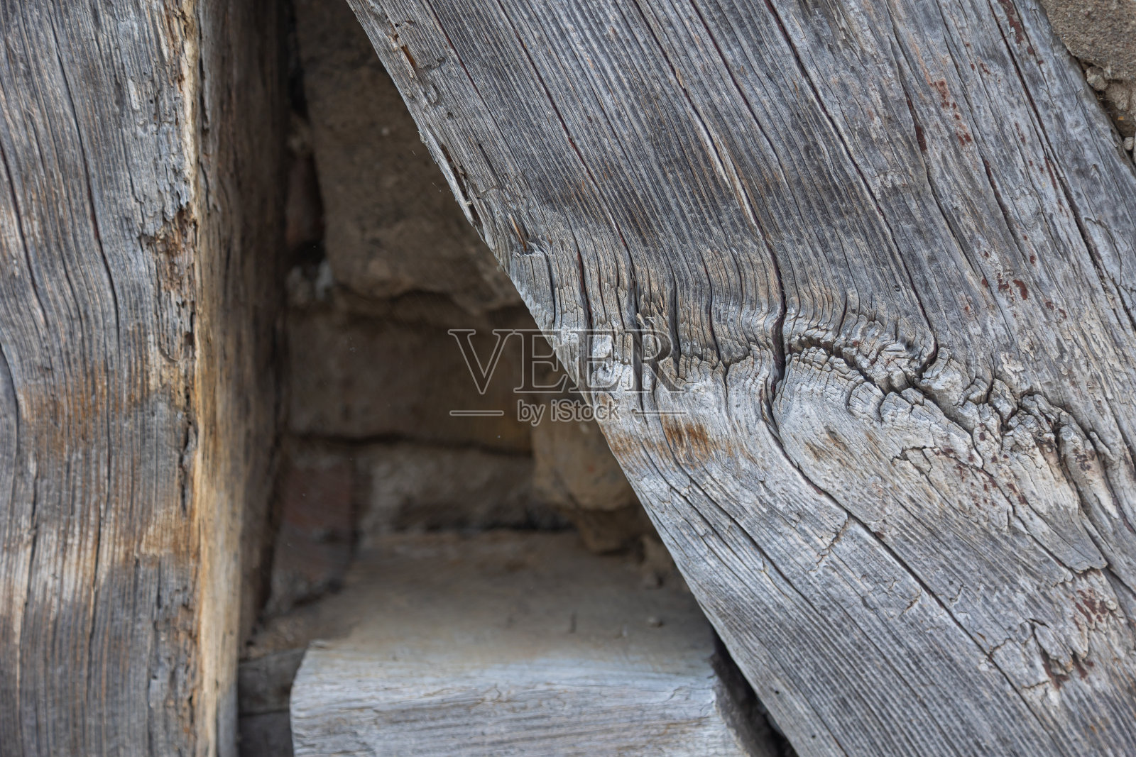 古老的风化木梁具有独特的纹路、花纹照片摄影图片