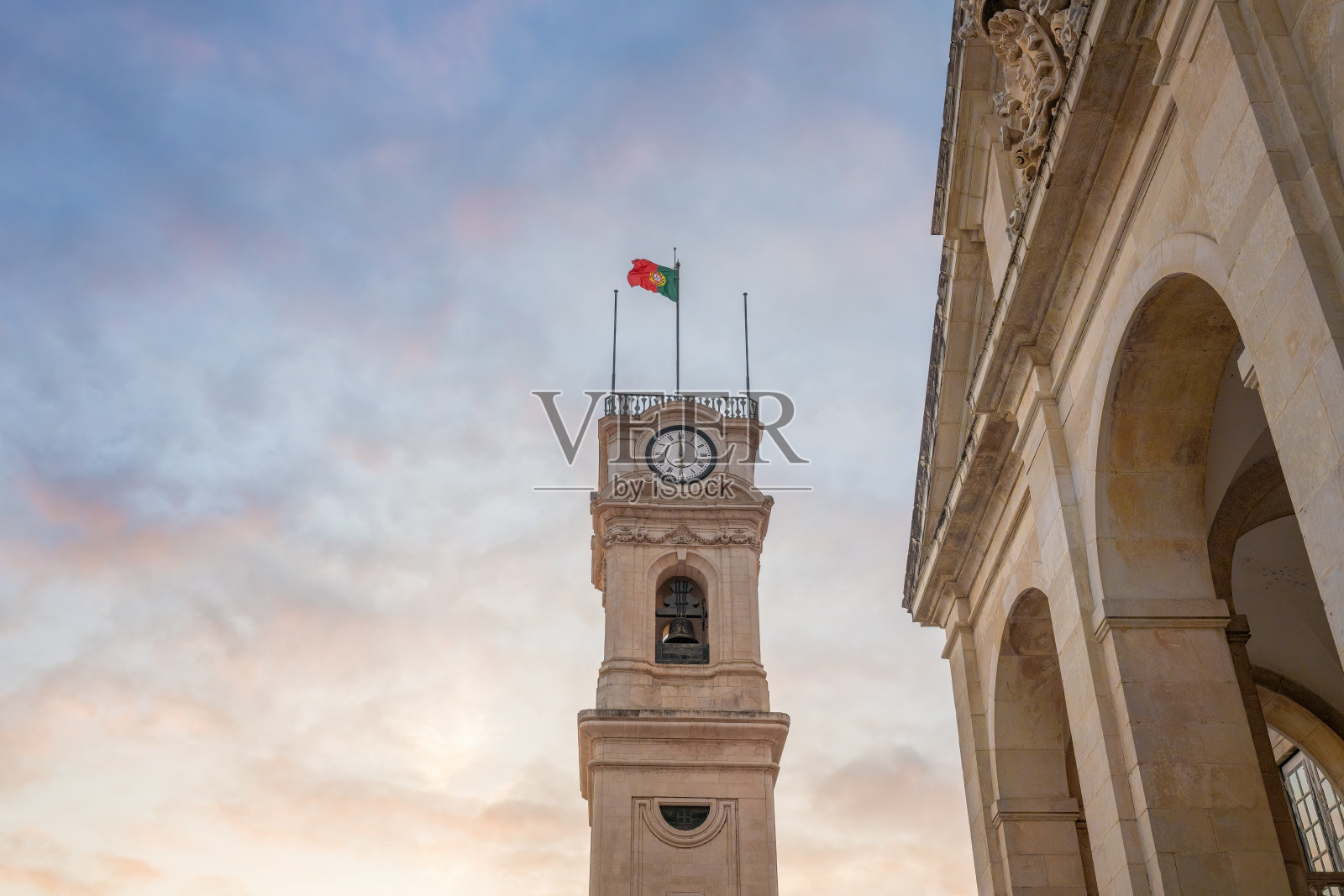 落日下的大学塔——葡萄牙科英布拉照片摄影图片
