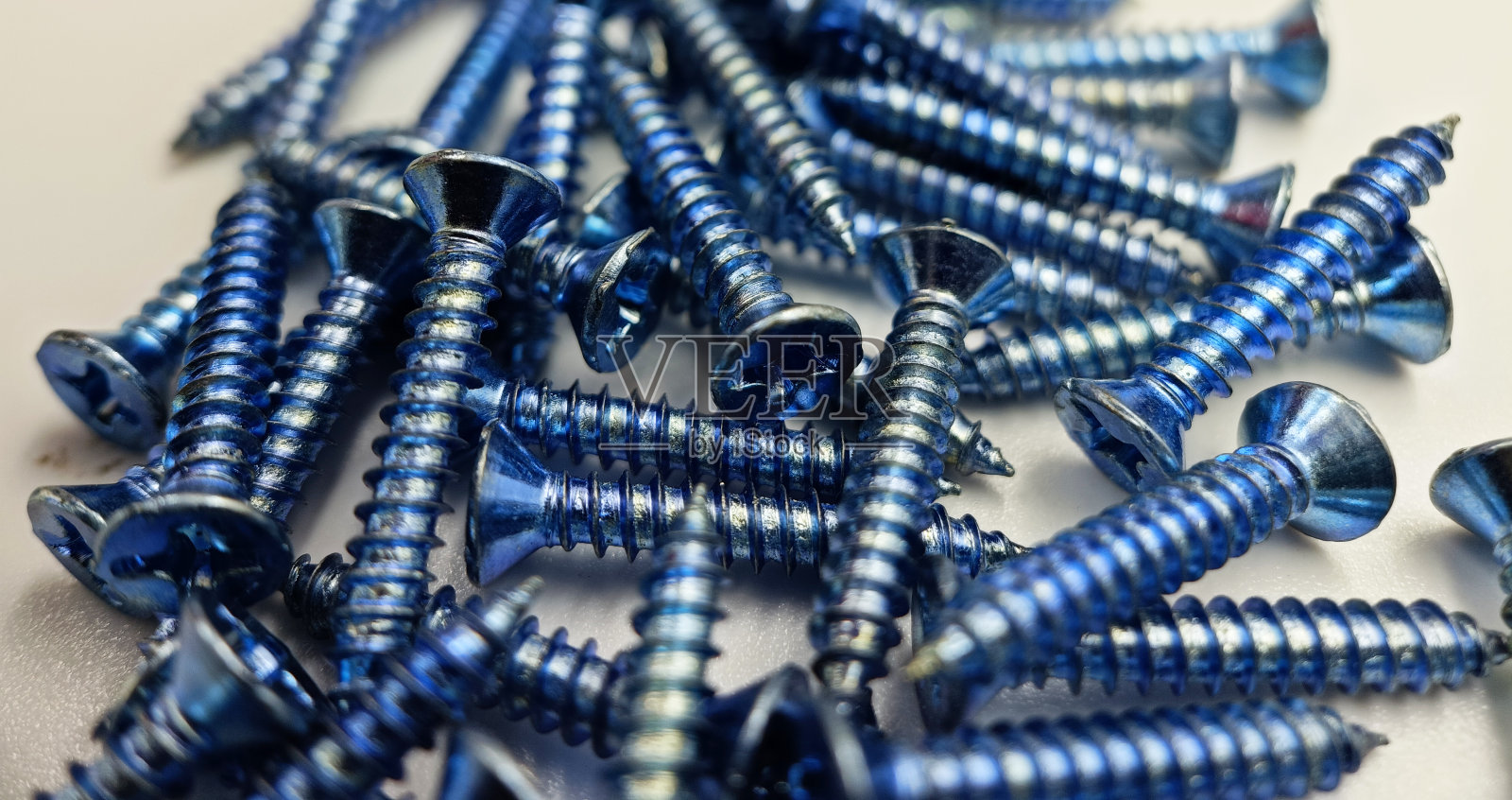 自攻螺钉用灰色底色，金属螺钉，铁螺钉，铬螺钉，作为底色的螺钉，木螺钉，工业概念。照片摄影图片