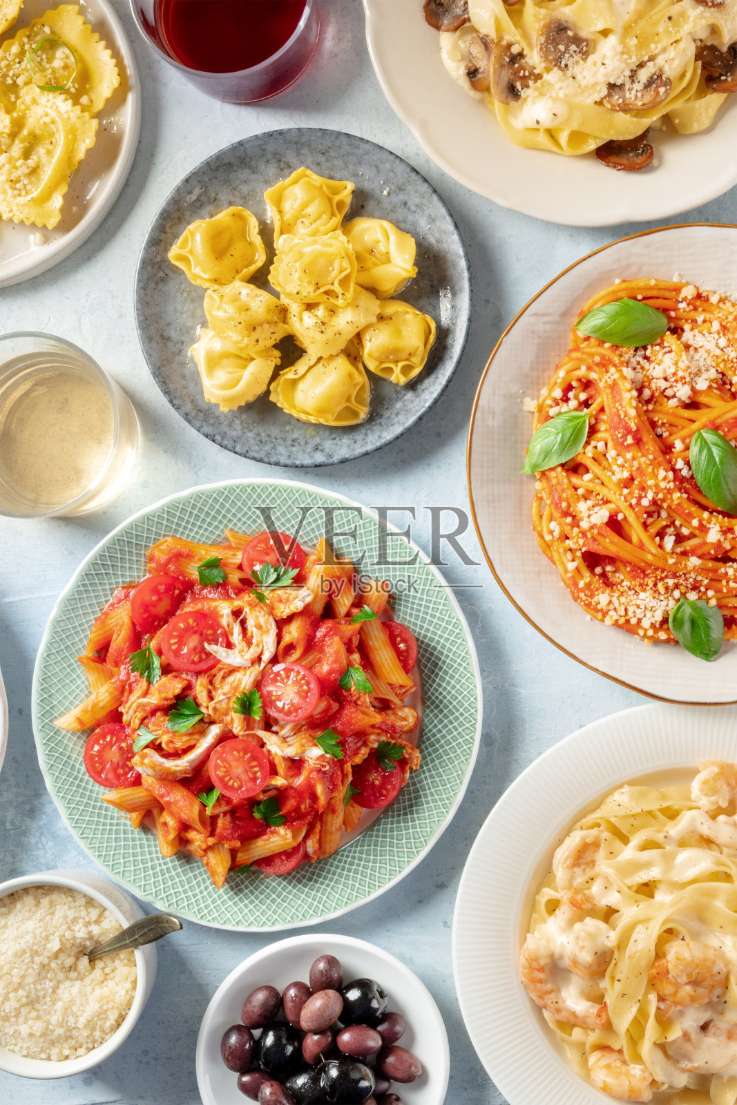 意大利面食，各种菜肴，头顶平铺拍摄。意大利面、意大利面等照片摄影图片
