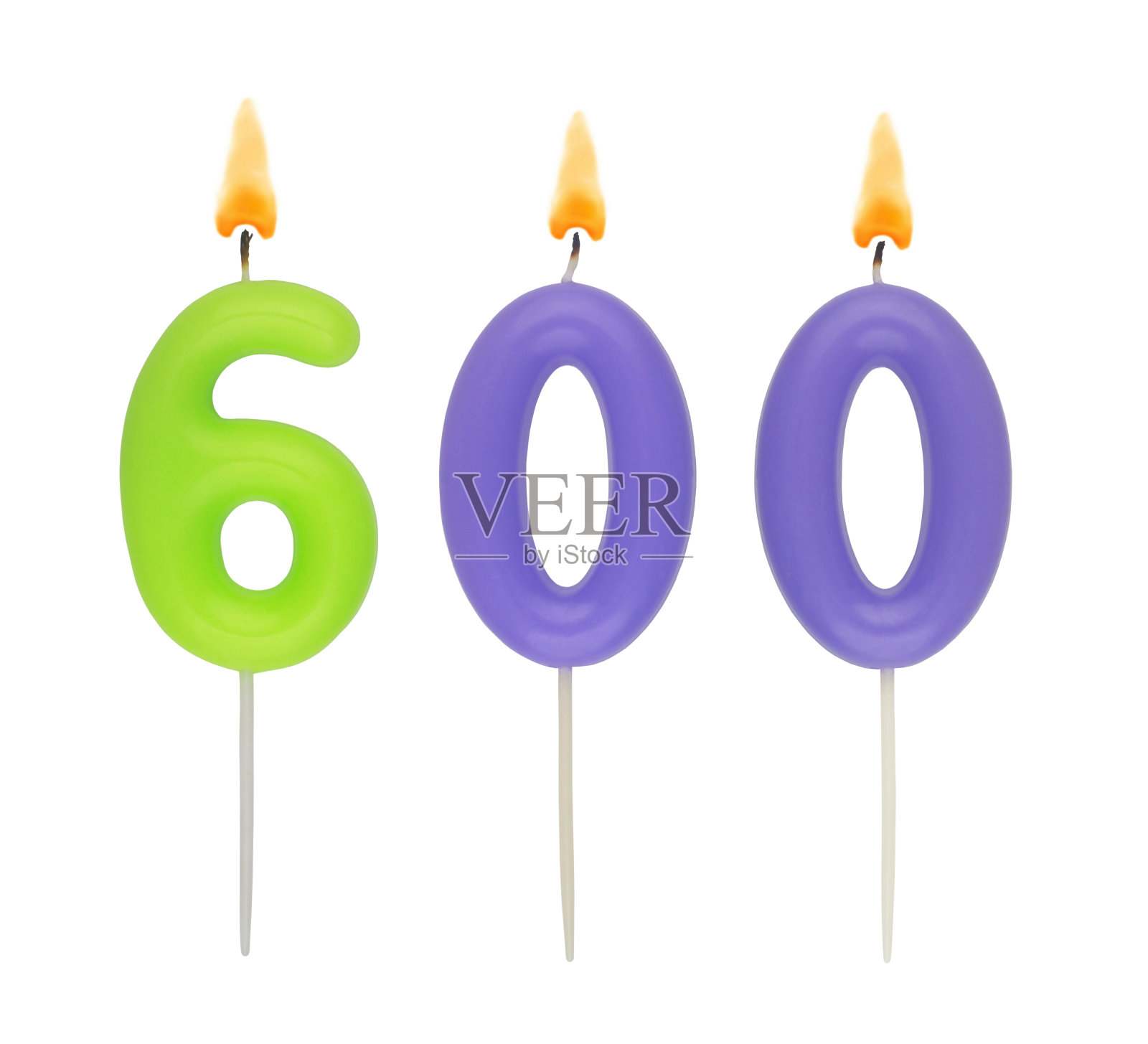 白色上鲜艳的生日蜡烛，600号照片摄影图片