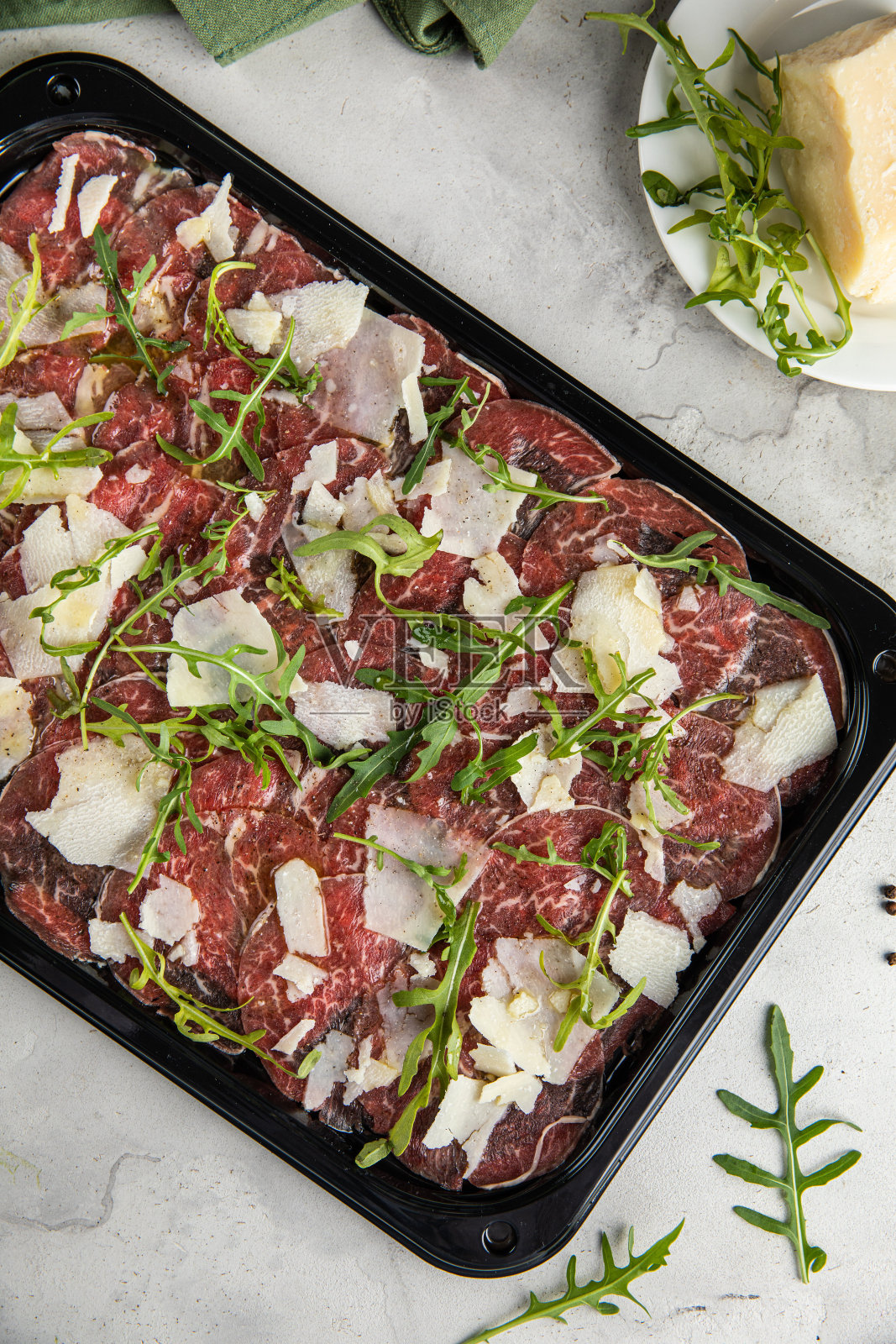 卡帕乔肉盘和黑色盘子，传统的意大利菜。暗键，复制空格，照片摄影图片