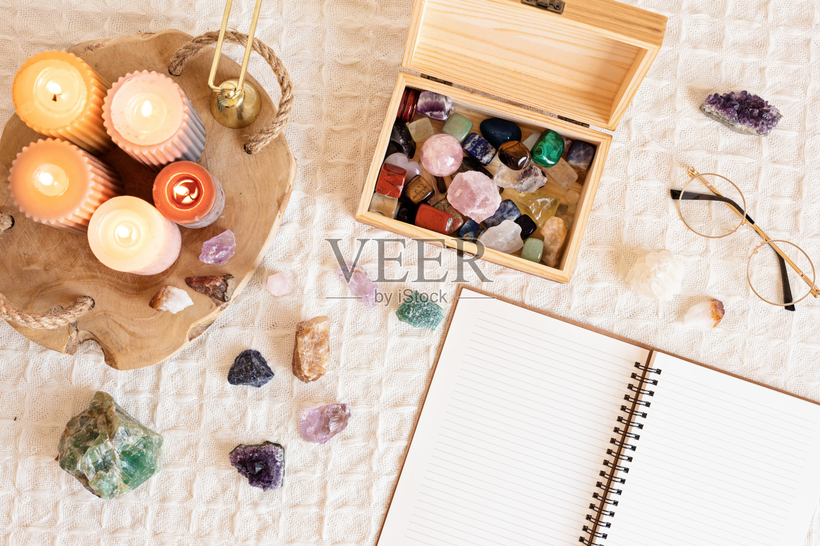 治疗灵气脉轮水晶和开放组织者。为幸福，和谐，冥想，放松，形而上，精神实践的宝石。能量概念照片摄影图片