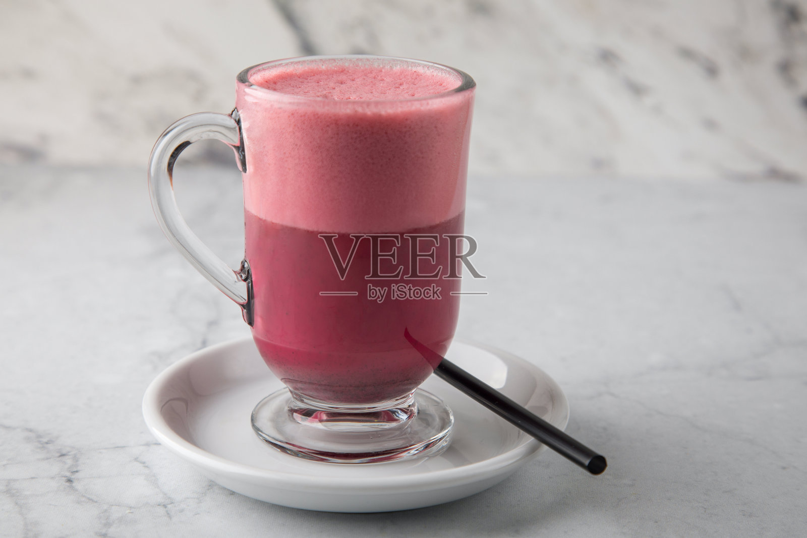 拿铁玛奇朵在美丽的杯子提拉米苏拿铁饮料和灰色背景照片摄影图片