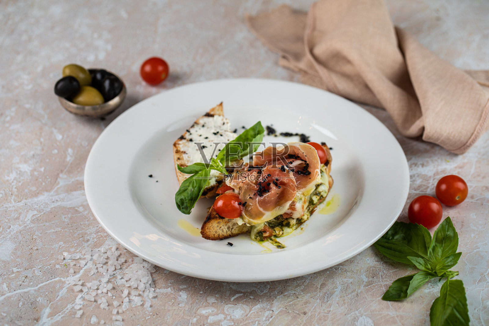 健康餐和白色的盘子，腌鲑鱼配菠菜和沙拉在盘子上的桌子照片摄影图片