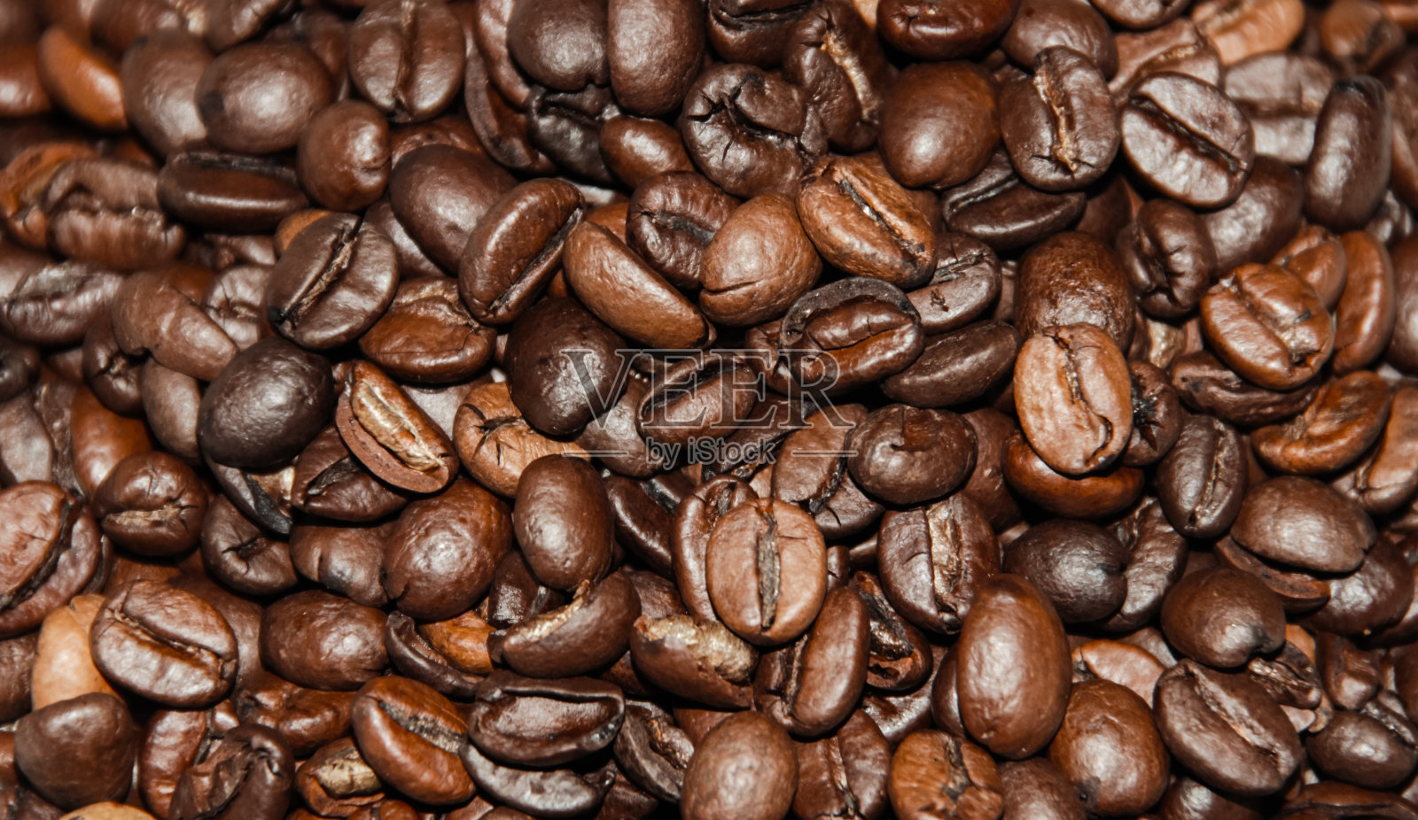 背景烘焙咖啡豆从上面的特写。照片摄影图片