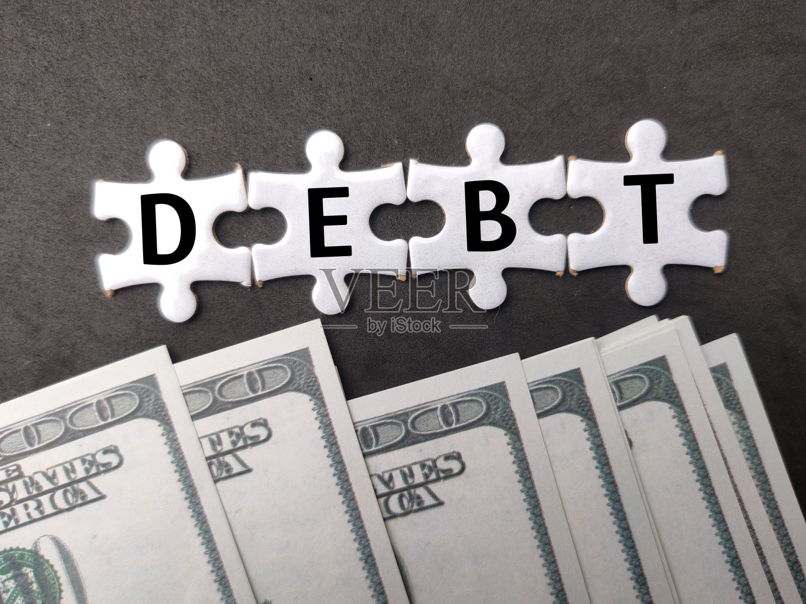 谜题和纸币与文字债务在黑色背景照片摄影图片