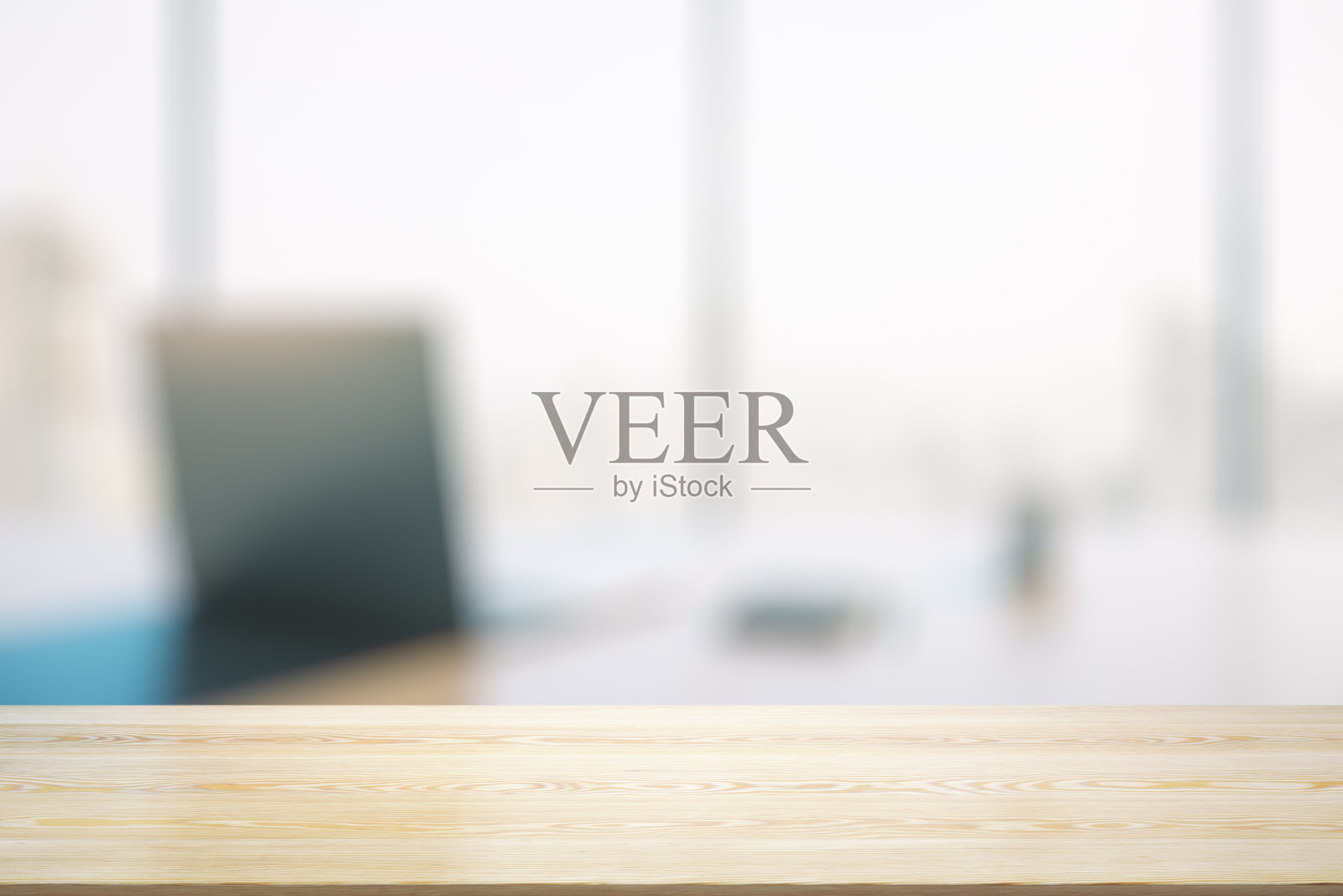 空的木制办公桌与光阳光的工作场所与电脑的背景，模拟照片摄影图片