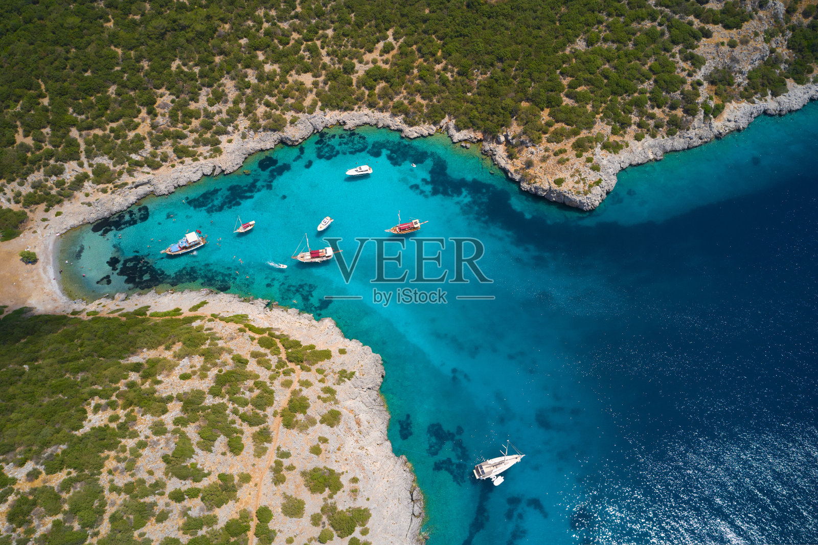 地中海沿岸蓝海泻湖和游艇的鸟瞰图。土耳其海滨自然景观照片摄影图片