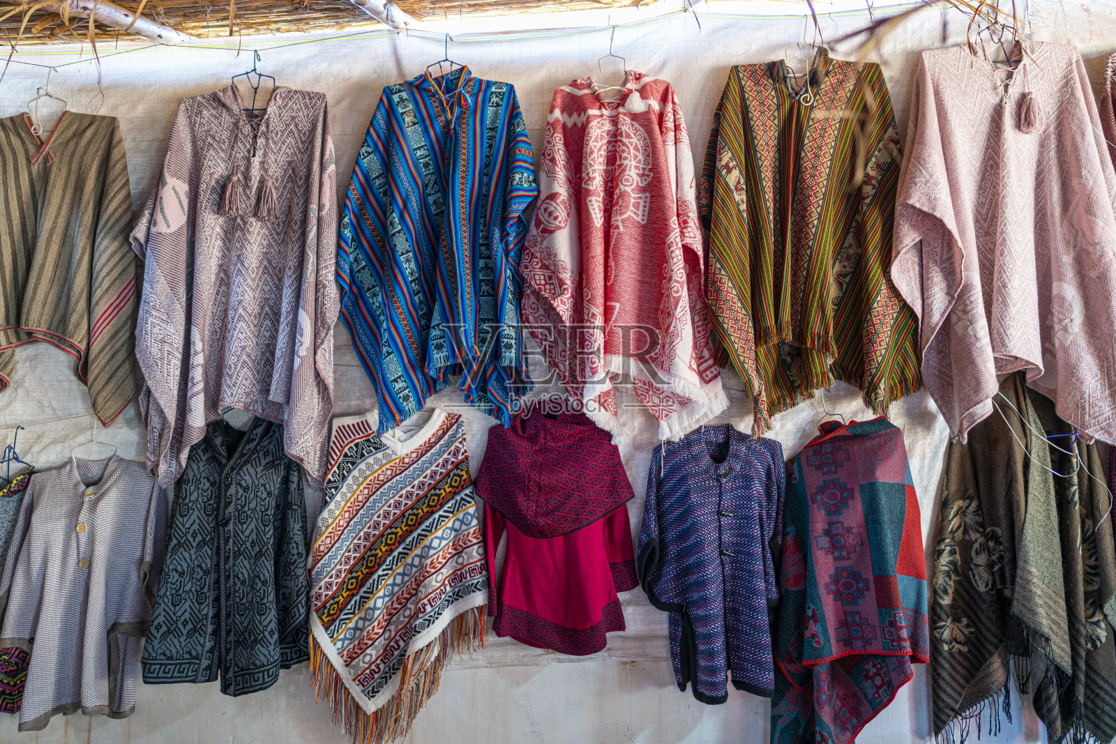 婴儿羊驼毛衣，cusqueño安第斯纺织品照片摄影图片