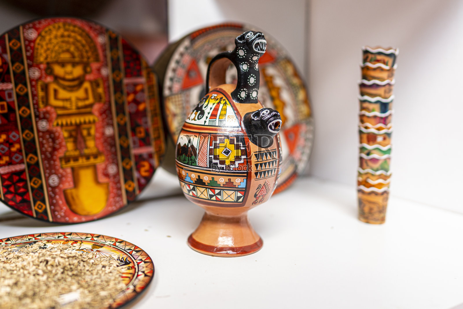 库斯科的陶瓷，彩色女孩罐照片摄影图片