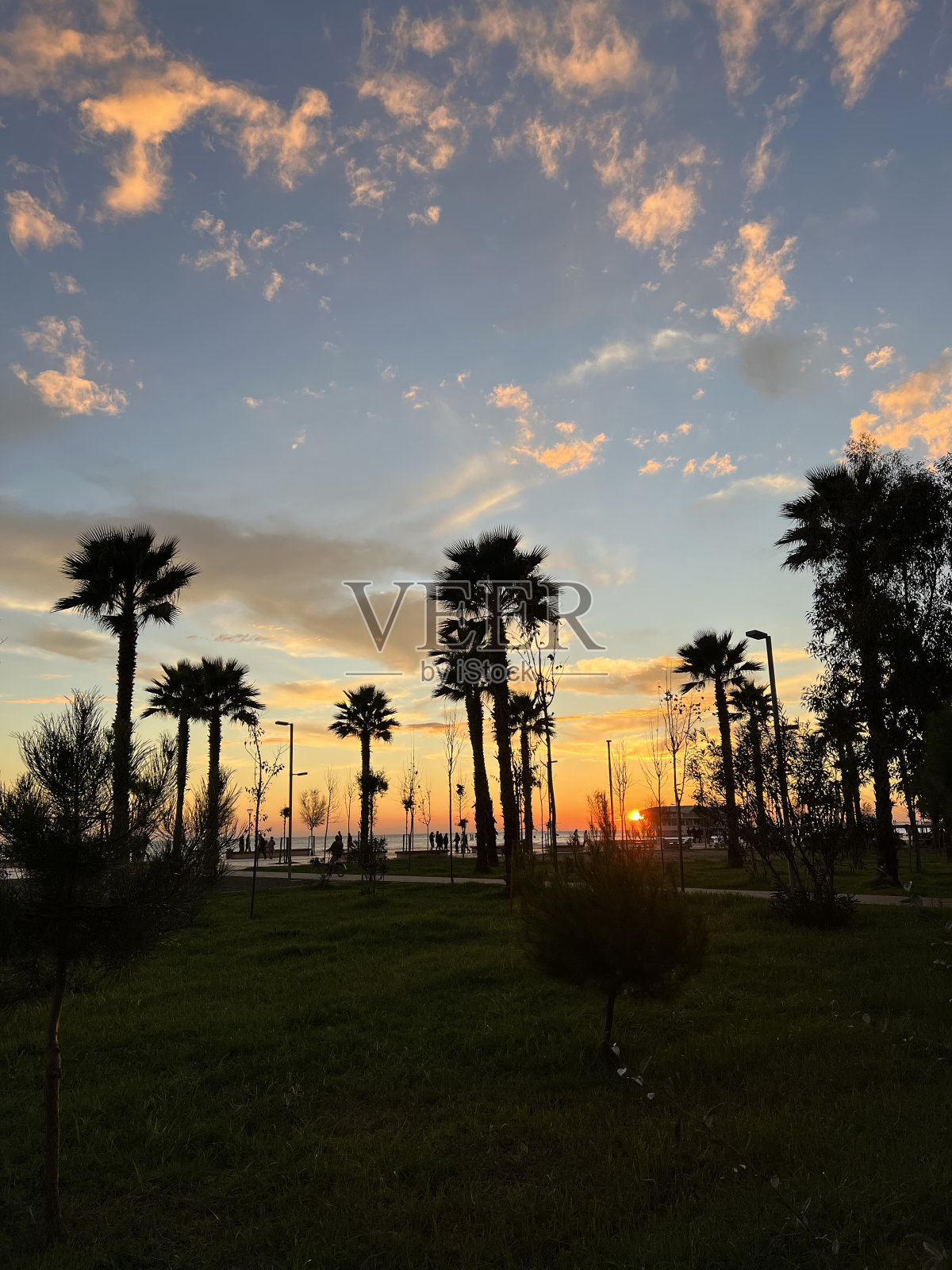 城市景观全景，在日落时照片摄影图片