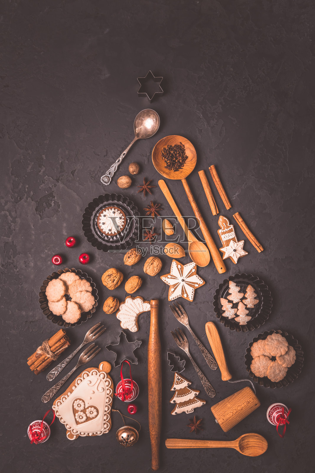 节日，庆祝和烹饪概念-由姜饼饼干和烘焙材料制成的圣诞树照片摄影图片