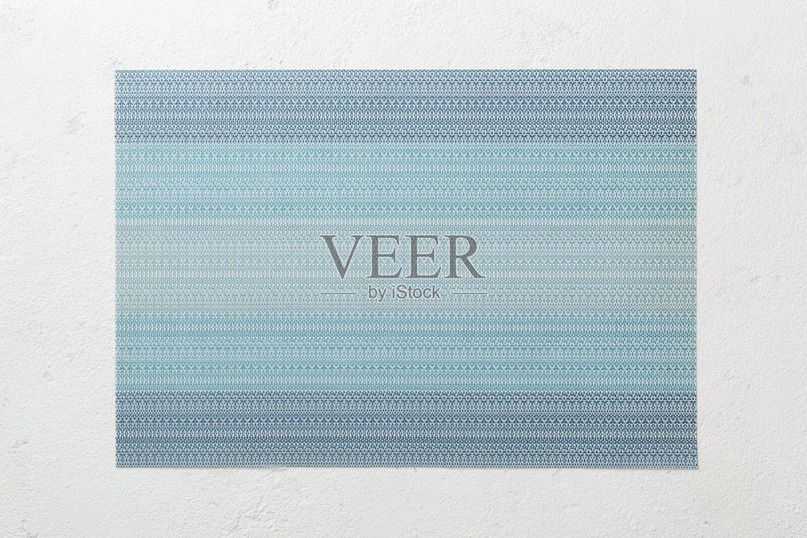 在水泥背景的蓝色桌布食物俯视图。为你的设计留出空间照片摄影图片