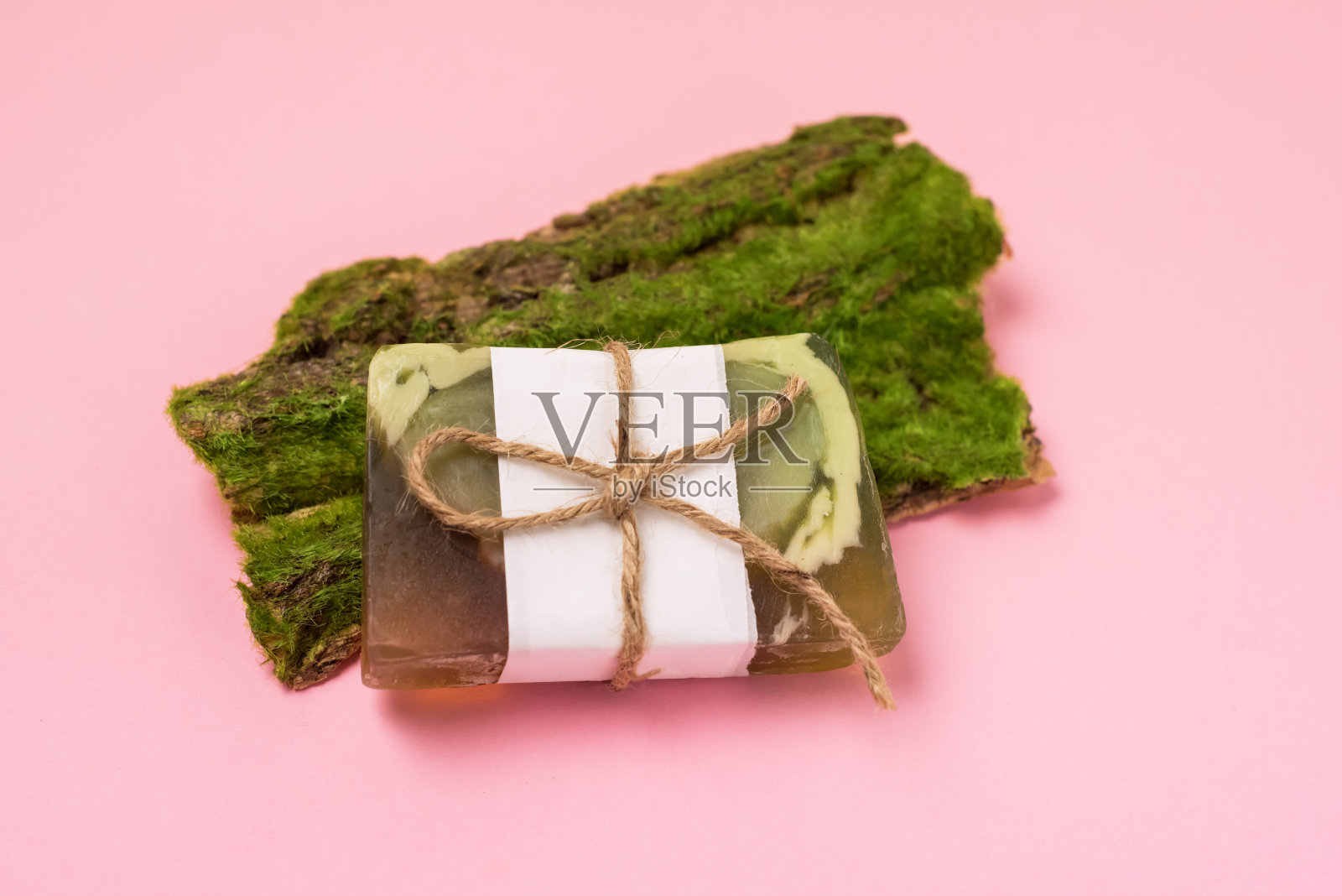 手工肥皂在树皮粉红色背景最小水平以上照片摄影图片
