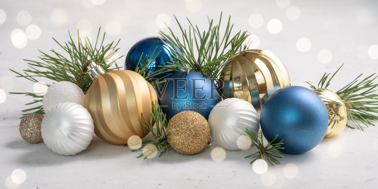 圣诞卡片与冷杉和装饰在闪闪发光的背景照片摄影图片