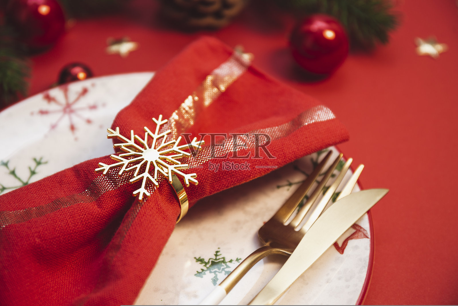 新年和圣诞节餐桌布置概念。空盘子和红色餐巾纸在喜庆的红色圣诞桌子上接近照片摄影图片