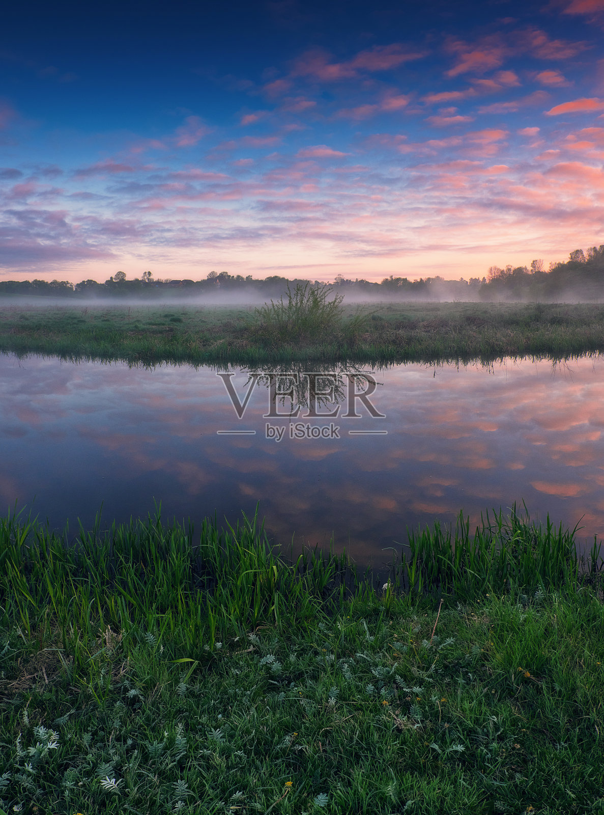 美丽的春日日出在河岸。乌克兰的性质照片摄影图片