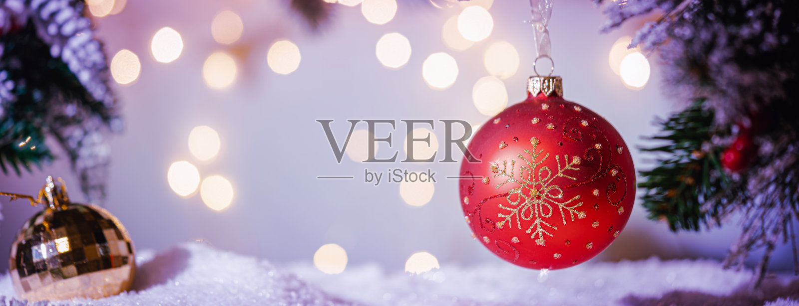 圣诞球在冷杉树枝上照片摄影图片