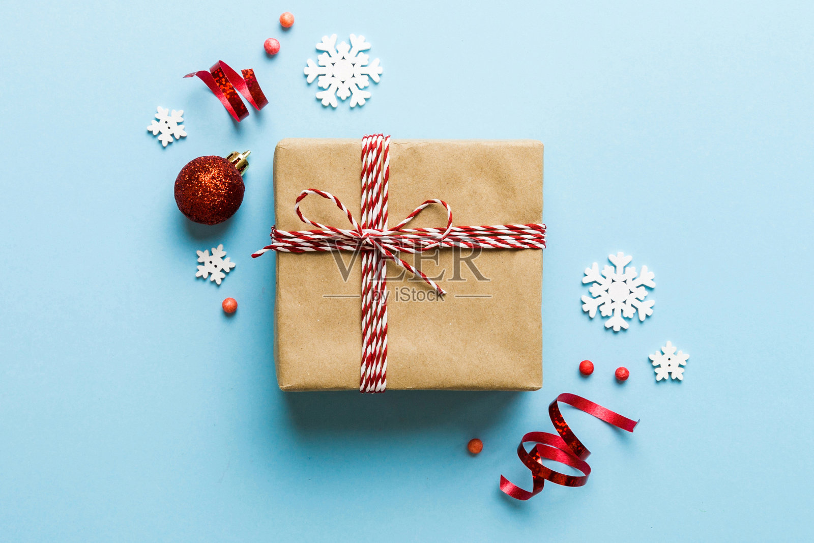 平铺圣诞装饰和礼品盒彩色背景与复制空间。圣诞节或新年作文照片摄影图片