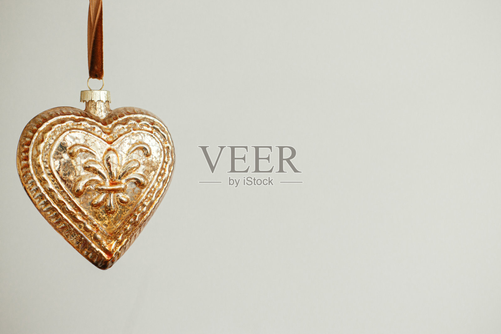 圣诞复古装饰品挂在白色背景。圣诞快乐!文本空间。为寒假准备时髦的小玩意。大气的时光，忧郁的旗帜照片摄影图片