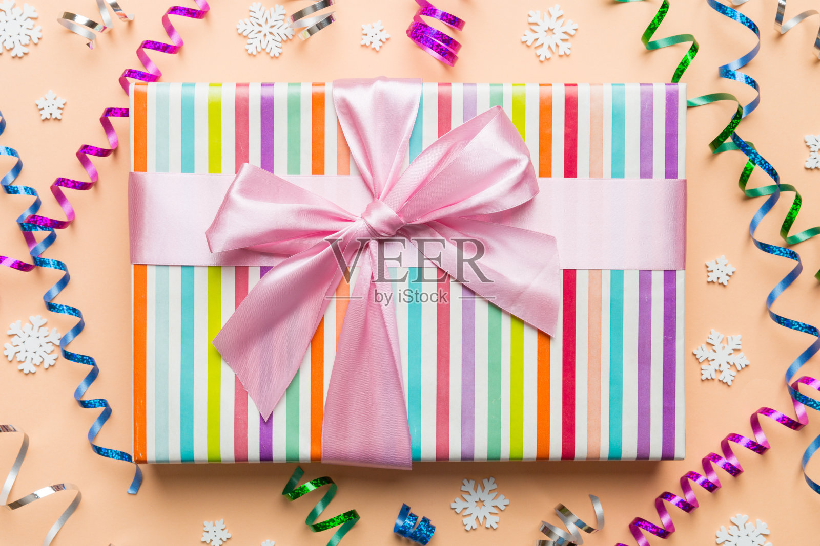 圣诞节礼物盒与新年装饰照片摄影图片