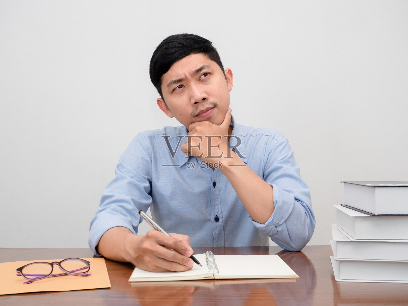 正男员工坐在办公桌旁姿势思考照片摄影图片