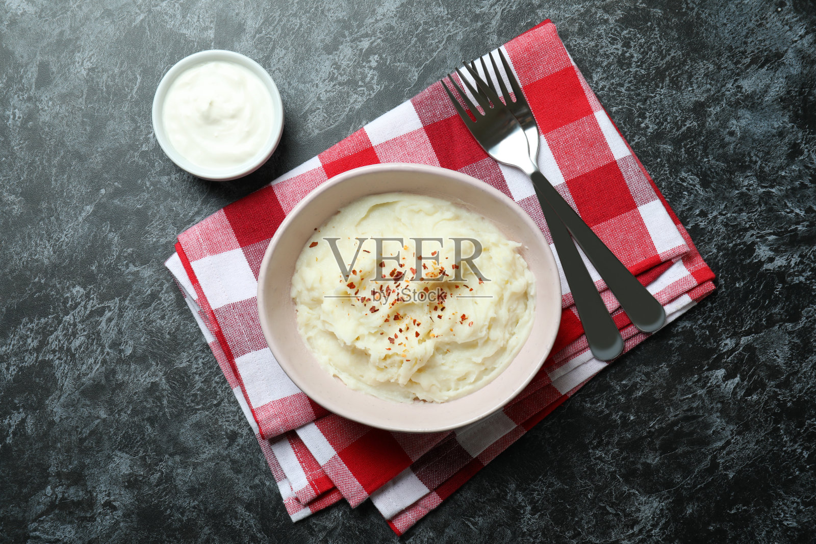 美味的概念与土豆泥在黑烟桌上照片摄影图片