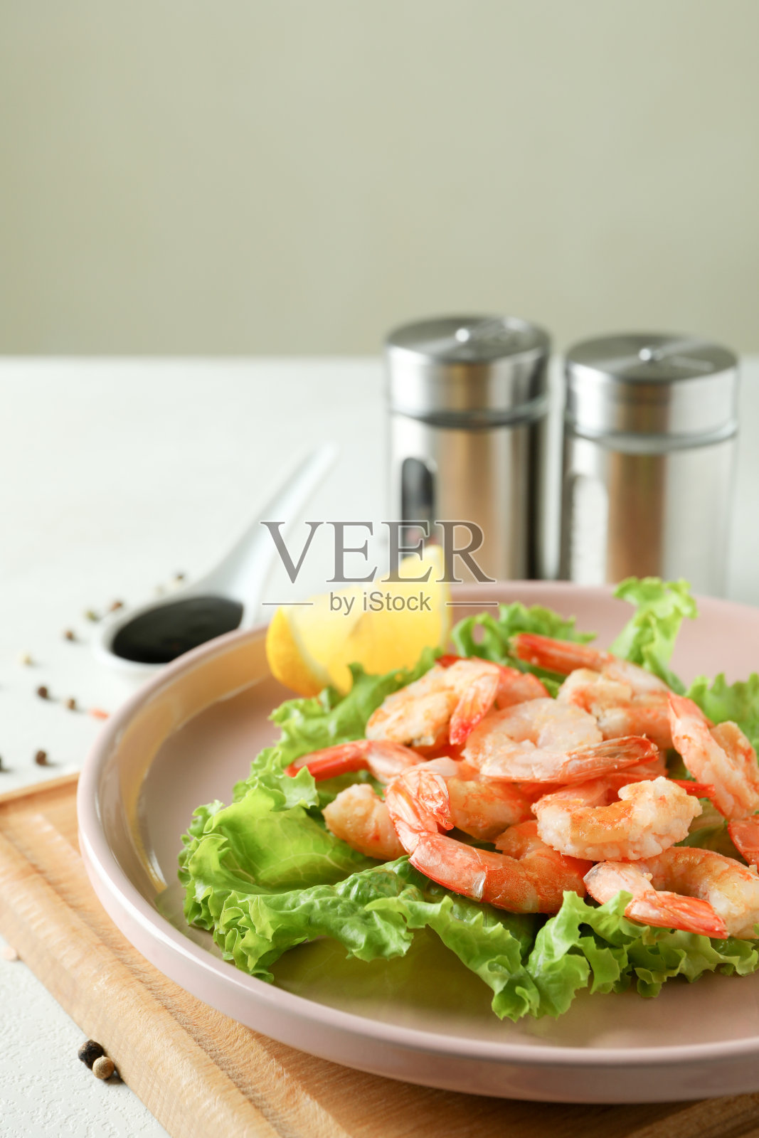 一盘烤虾在白色质感的桌子上照片摄影图片