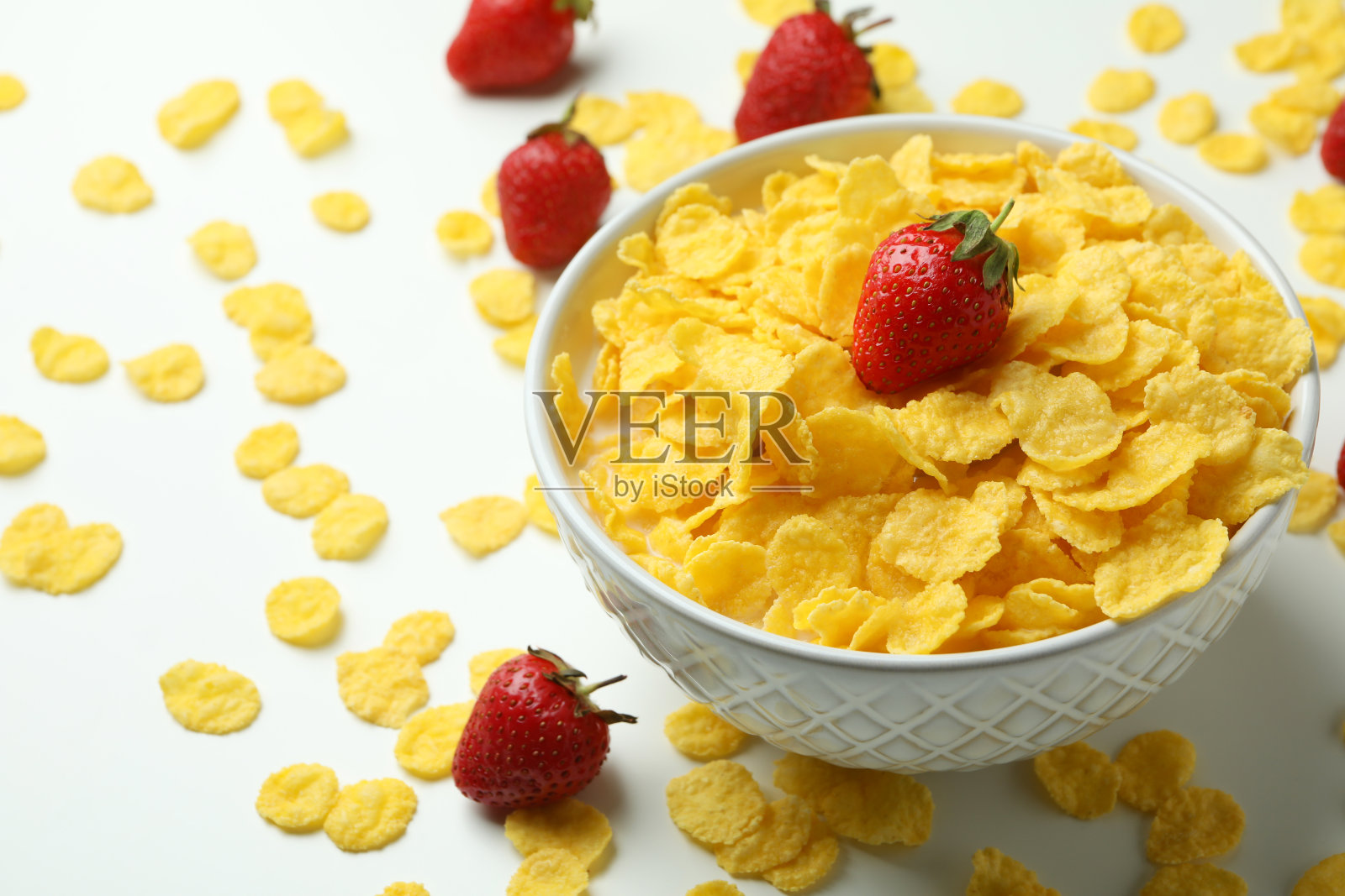白色背景的玉米片和草莓美味早餐的概念照片摄影图片