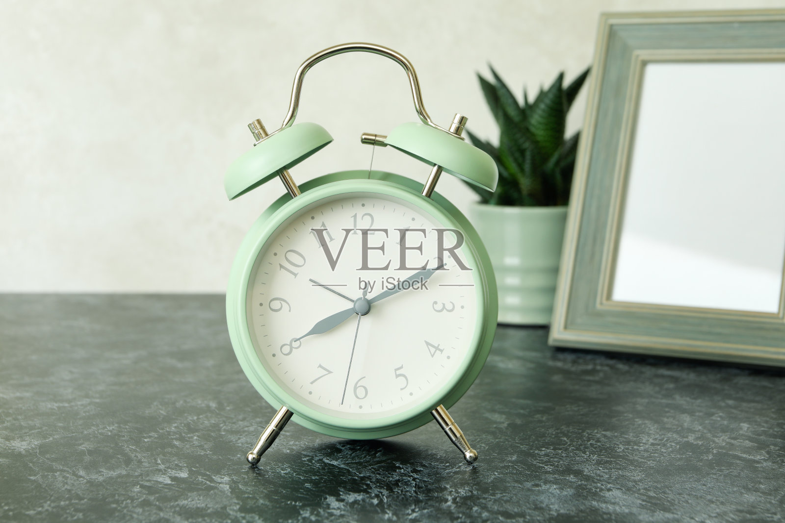 闹钟，相框和多汁黑色烟桌照片摄影图片