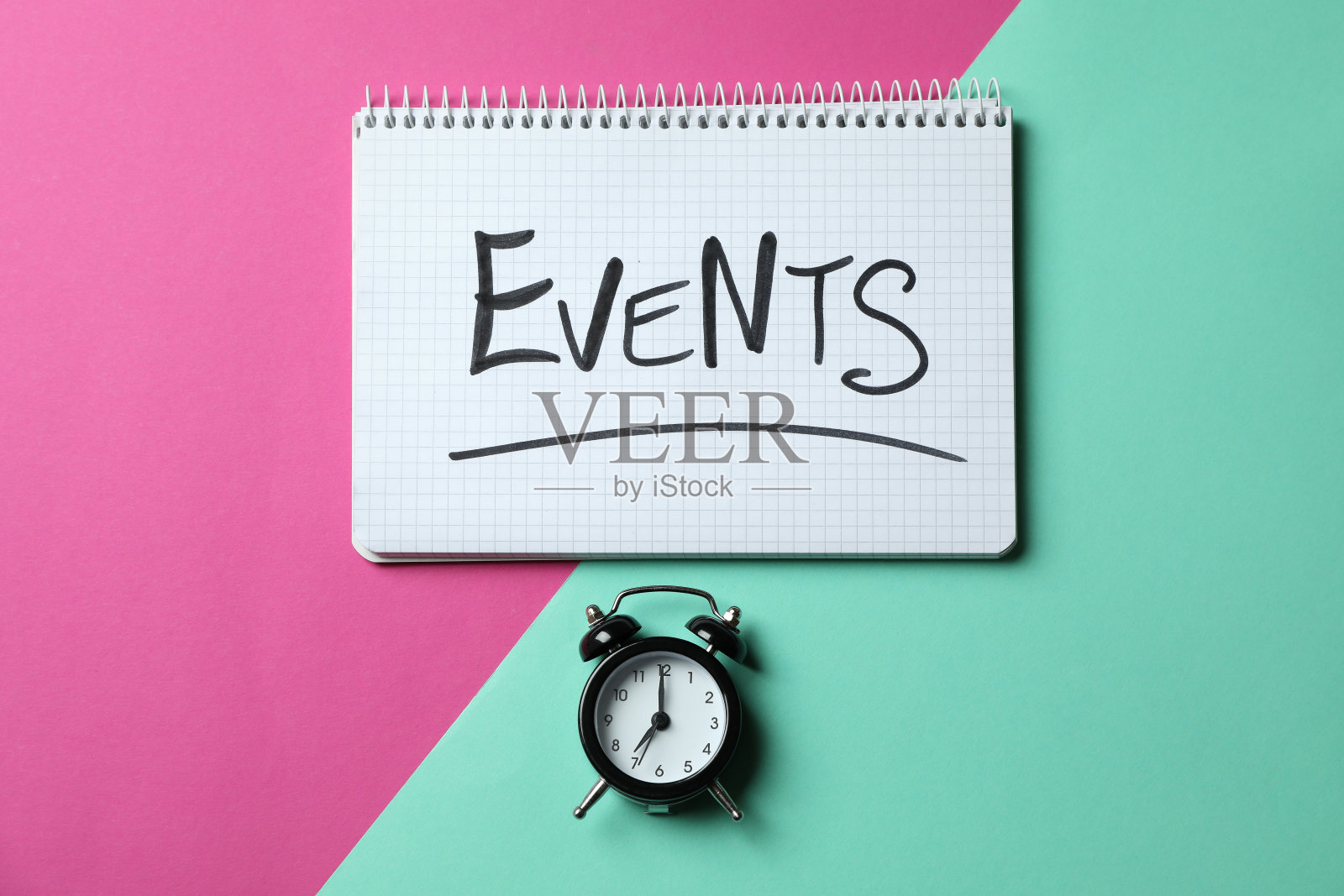 笔记本与事件和闹钟在两个色调背景照片摄影图片