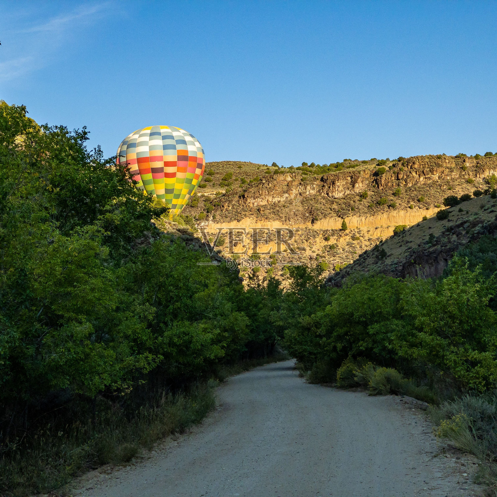 五颜六色的热气球在阳光灿烂的日子里飞行照片摄影图片