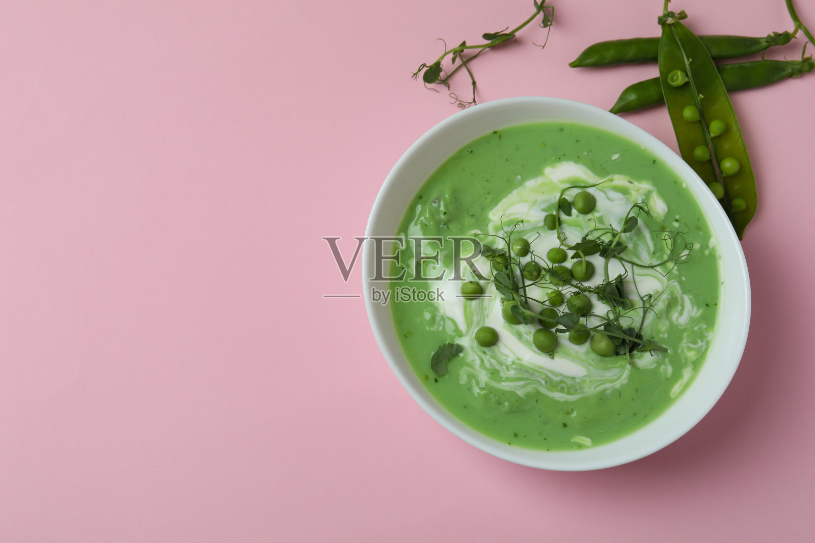 粉色背景的豌豆汤碗照片摄影图片