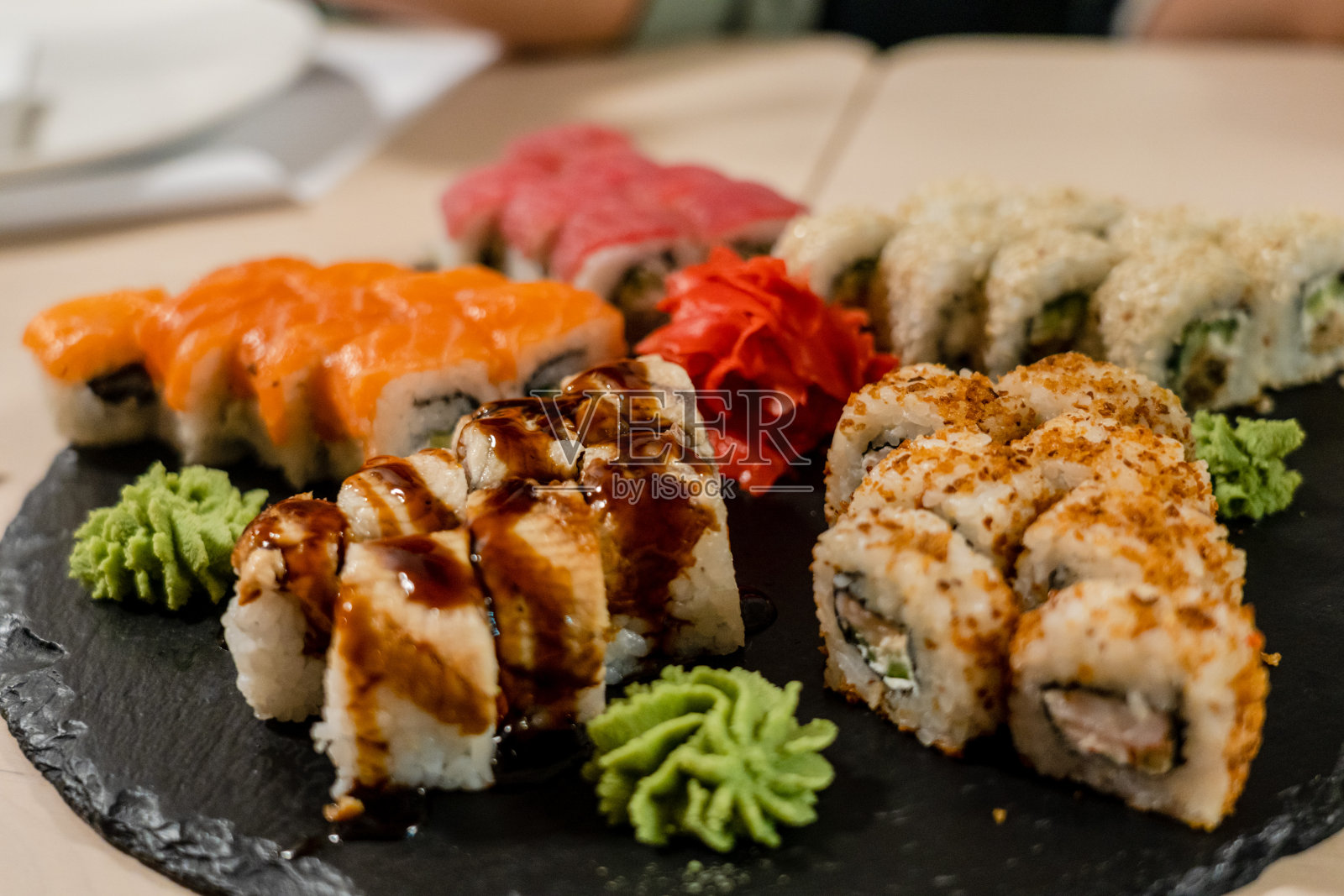 一套新鲜寿司卷。日本海鲜照片摄影图片