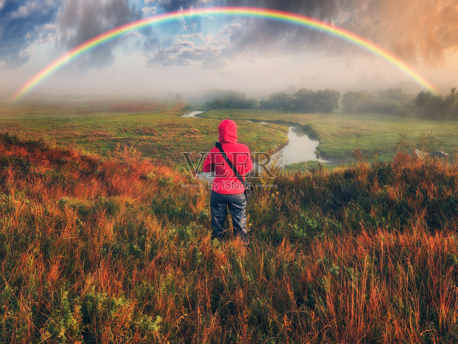 看彩虹的女人。彩虹在秋天的河上。乌克兰的性质照片摄影图片