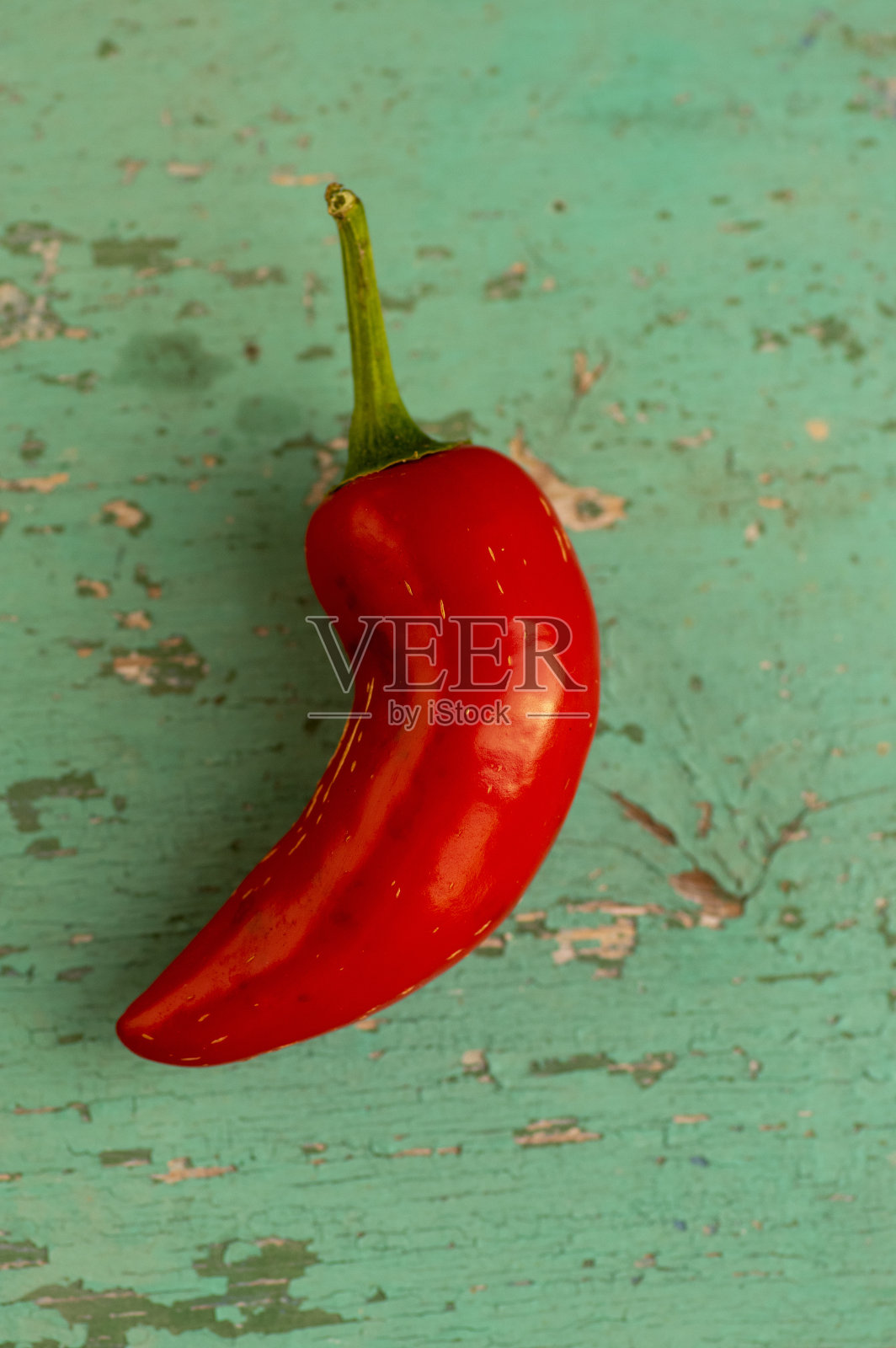 墨西哥辣椒辣椒，一个红色的水果在木制的乡村色彩古色古香的桌子背景照片摄影图片