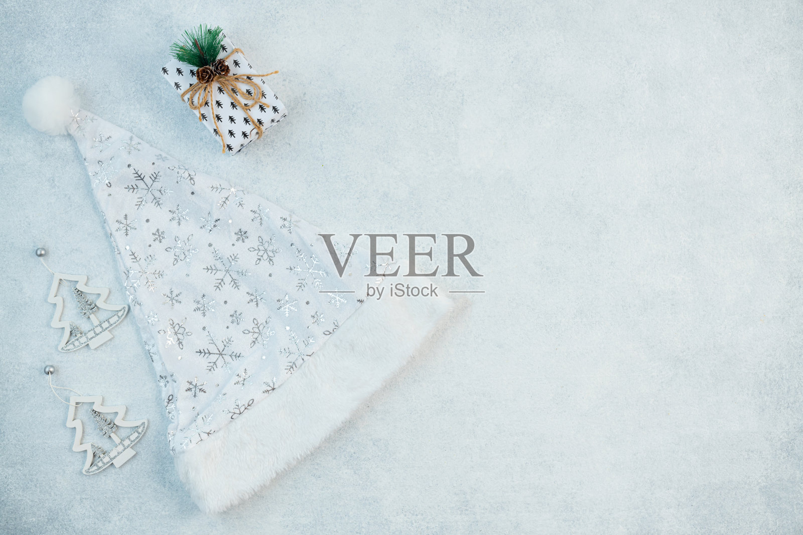 银色基调的节日背景概念。顶视图的银球从礼品盒上的灰色背景。新年假期的背景布局用空间复制照片摄影图片