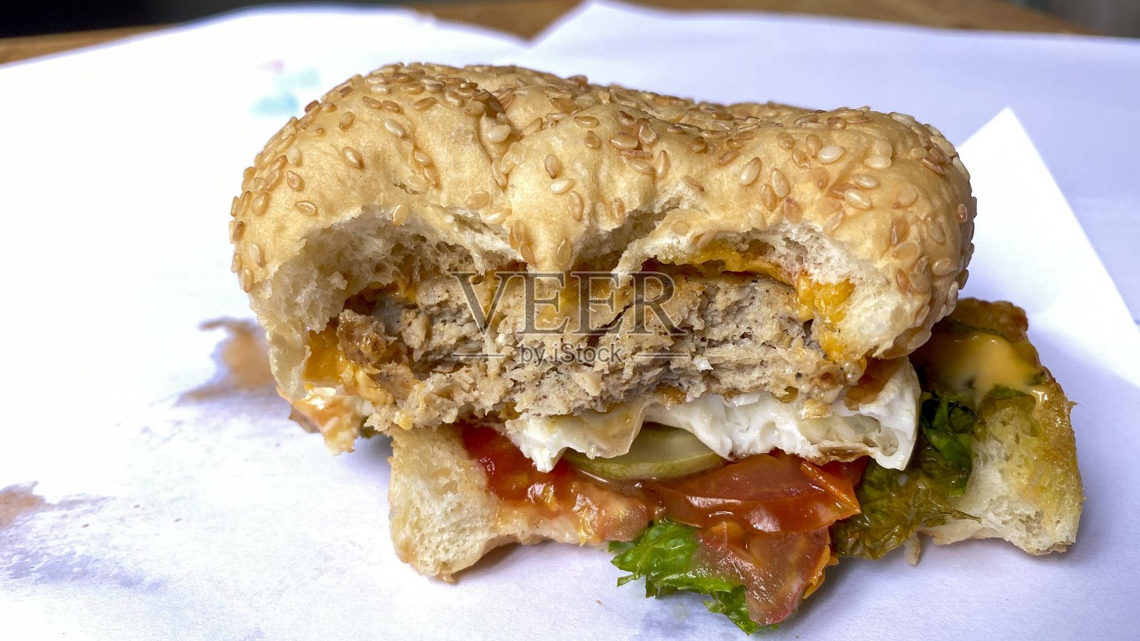 汉堡被咬了照片摄影图片