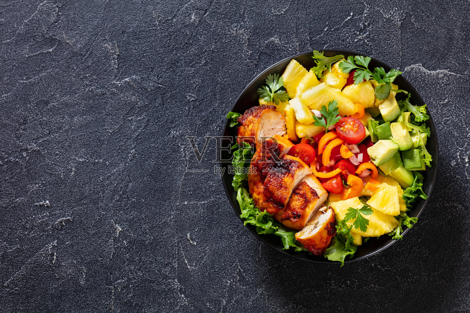 烤鸡胸肉配菠萝和蔬菜照片摄影图片