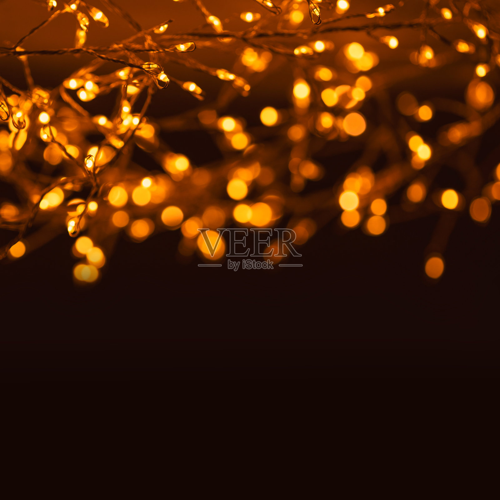 圣诞金色灯光背景。抽象闪烁明亮的散焦光照片摄影图片